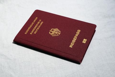 passport-g825288dc7_1920